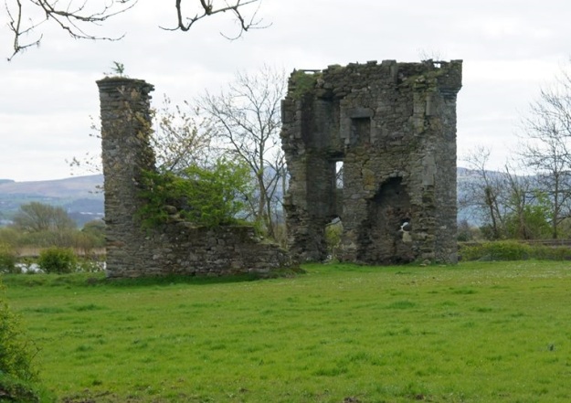 Mongavlin Castle, the chief residence of Iníon Dubh. Photo via Wikimedia Commons.